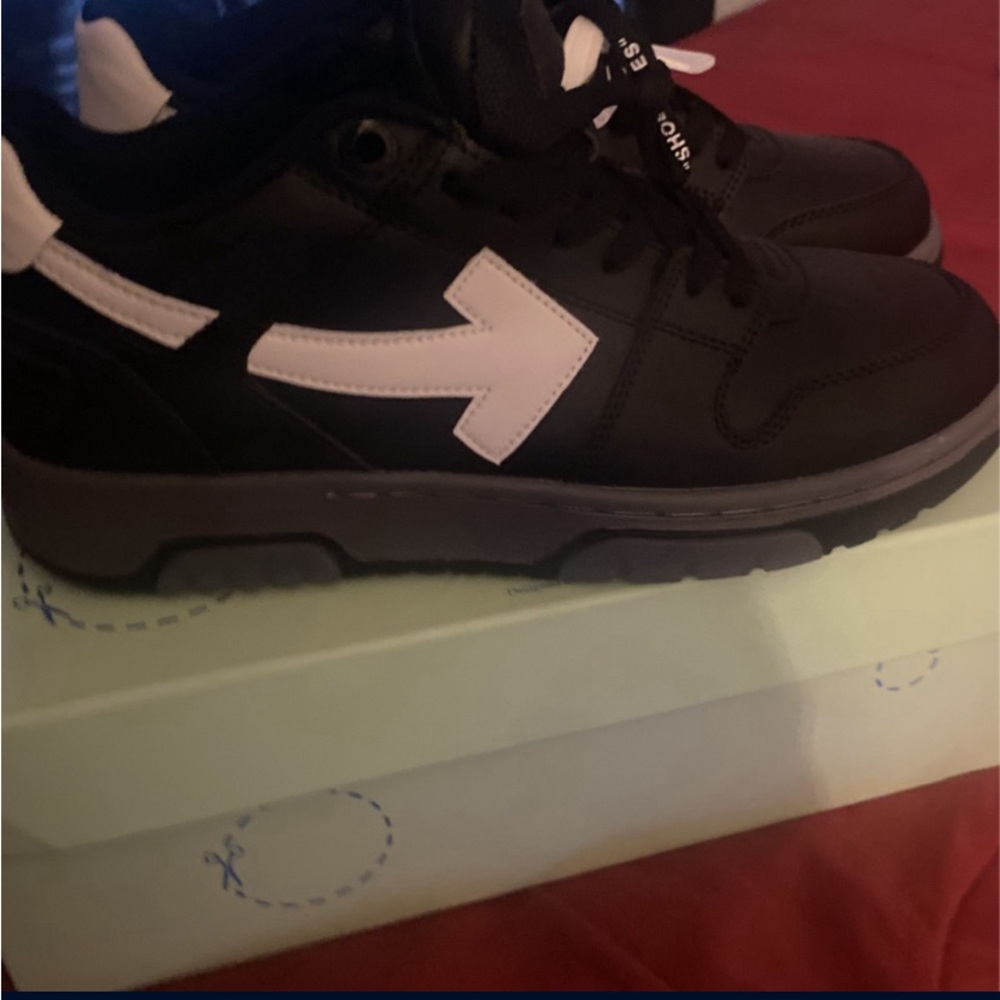 Black and White Off-Whites Out Of Office new in good condition i can do discount